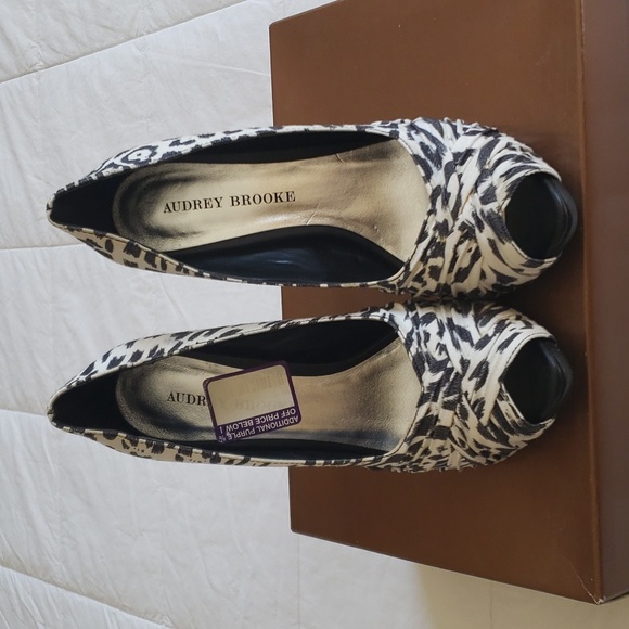 Audrey Brooke Blk&Wht Garth Cheetah Pumps - Picture 6 of 6